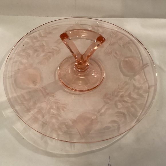 Pink glass hopes handle sandwich plate - Picture 1 of 5